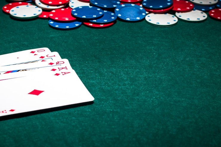 Dealer membagikan kartu di Three Card Poker